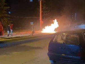 Otomobil Alev Alev Yandı, Sürücü Son Anda Kurtuldu