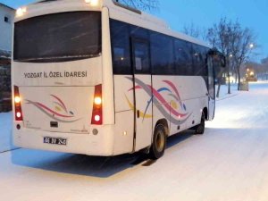 Yozgat’ta Buzlanan Yollarda Sürücüler Zor Anlar Yaşadı