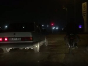 Araç İçinden Uzattıkları İple Motosikleti Çekmeye Çalışan Şahıslar Pes Dedirtti