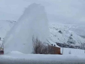Hakkari’de 30 Yerleşim Yerinin Yolu Ulaşıma Kapadı