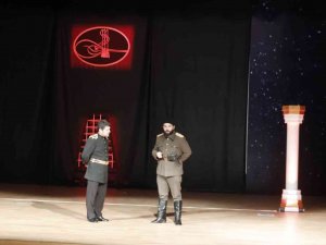 Ağrı’da “Kumandan" Oyunu Tiyatroseverlerle Buluştu