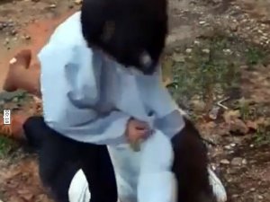 Genç Kız Saçından Tutarak Yere Yatırdığı Arkadaşını Acımasızca Dövdü