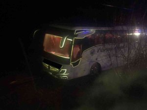 Yoldan Çıkıp Tarlaya Giren Otobüsteki 2 Yolcu Yaralandı