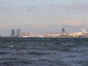 İ̇zmir’de Arabalı Vapur Seferlerine Fırtına Engeli
