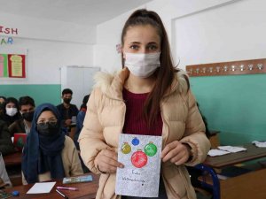 Teknolojiye İnat Mektupla Sınırları Aştılar