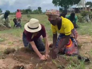 Afrika’daki Engelliler İçin Meyve Bahçesi Oluşturuldu