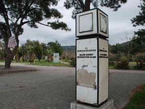 Nazım Hikmet Parkının Bakımsızlığı Tepki Çekiyor