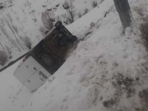 Kontrolden Çıkan Minibüs Şarampole Yuvarlandı