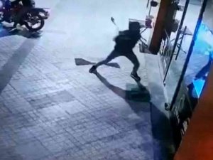 Kuyumcunun Kapısını Balyozla Kırdılar