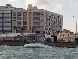 Çeşme’de Fırtına Nedeniyle Yan Yatan Tekne Karaya Vurdu