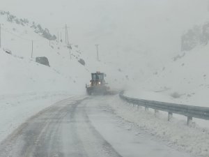 Van’da Bahçesaray Yolundaki Üç Ayrı Noktaya Çığ Düştü