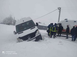 Minibüs Kontrolden Çıktı: 1 Yaralı