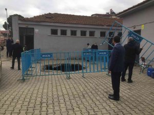 Okul Bahçesinde Korkutan Göçük