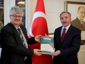 Uluslararası İ̇slâmî Ve İ̇nsanî Araştırmalar Sempozyumu Kitabı Ai̇çü Rektörü Prof. Dr. Karabulut’a Takdim Edildi