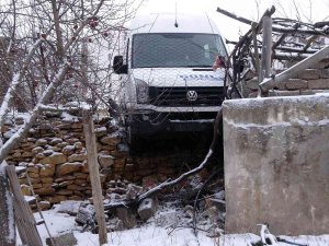 Yozgat Belediyesi’nin Tuzlama Çalışması Yapmadığı Yolda Öğrenci Servisi Duvarda Asılı Kaldı