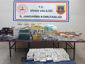 Ağzına Kadar Kaçak Sigara Yüklü Araçla Yakalandılar