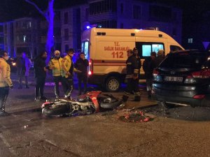 Aracın Altında Sıkışan Motosiklet Sürücüsü Kurtarıldı