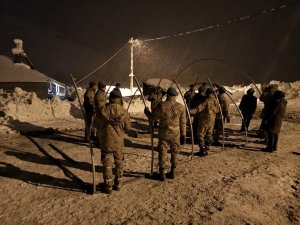 Kar Nedeniyle Kümes Çöktü, 900 Tavuğu Jandarma Kurtardı