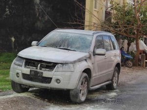 Otomobildeki Yangına Çeşme Hortumuyla Müdahale