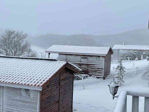 İ̇znik’in Yüksek Kesimlerinde Kar Yağışı Etkisini Sürdürüyor