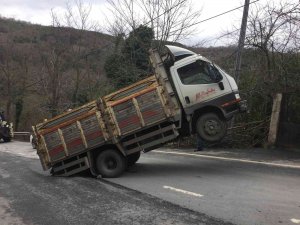 Yokuşta Şaha Kalkan Kamyon, Kepçe Yardımıyla Kurtarıldı