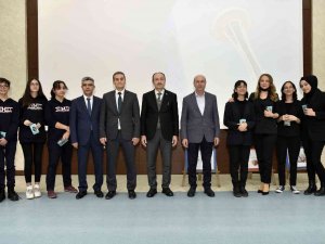 Başkan Pekyatırmacı Münazara Yarışmasını İzledi