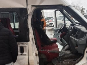 Minibüsün Üzerine Kaya Düştü: 3 Yaralı