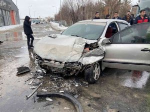 Ağrı’da Hasta Taşıyan Araç Kaza Yaptı: 2 Yaralı