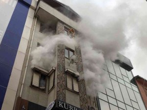Karşı Binadaki Yangına Aldırış Etmeden Sıva Yapmaya Devam Ettiler