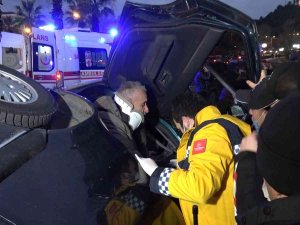 Otomobile Çarpan Araç Ters Döndü, Yayalar Kazadan Saniyelerle Kurtuldu