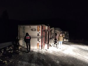 Elazığ’da Tır Yan Yattı: 1 Yaralı