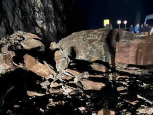 Dev Kayalar Yola Düştü, Araçlar Mahsur Kaldı