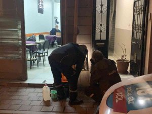 Kamyonet Doğalgaz Kutusuna Çarptı, Kahvedekiler Korkuyla Dışarı Çıktı