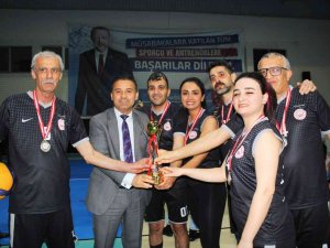 Voleybol Turnuvasında Adana Çocuk Evleri Sitesi Şampiyon Oldu