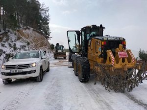 Havran Belediyesi Fen İ̇şleri Ekipleri Karlı Yollarda Tuzlama Çalışmalarını Aralıksız Sürdürüyor