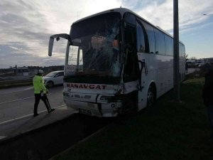 Kontrolden Çıkan Otobüs Tahliye Su Kanalında Askıda Kaldı