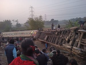 Hindistan’daki Tren Kazasında Can Kaybı 9’a Yükseldi