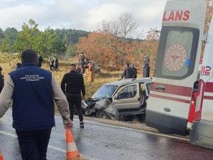 Bilecik’te Hafif Ticari Araçla Yolcu Midibüsü Çarpıştı: 5 Yaralı