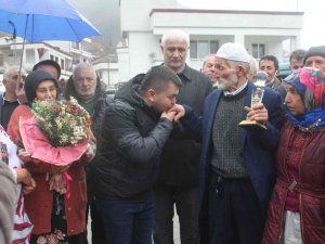 Yaşayan İ̇nsan Hazinesine Köyünde Kuş Dili Ve Kemençe Eşliğinde Karşılama