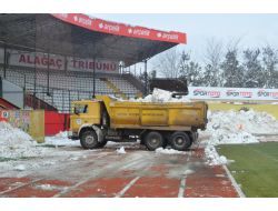 Eskişehir Atatürk Stadyumu Kardan Temizleniyor