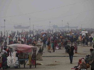 Binlerce Hindu Covid-19’a Rağmen Ganj Nehri’ne Girdi