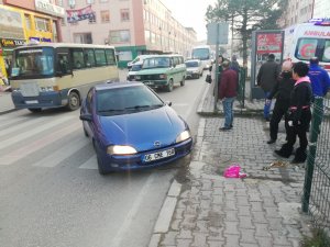 Yaya Geçidini Kullanırken, Otomobil Çarptı: 1 Yaralı