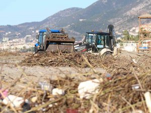 Şiddetli Yağış Ve Fırtınanın Ardından Alanya Sahilleri Atıklarla Doldu