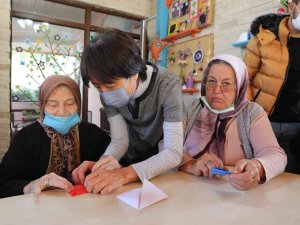 Japon Öğretim Üyesi Mavi Ev’de Origami Eğitimi Verdi