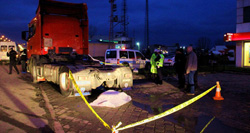 Geri manevra yapan çekicinin altında kaldı