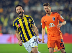 Başakşehir'i 2-0 mağlup eden Fenerbahçe yeni yılın ilk lideri oldu