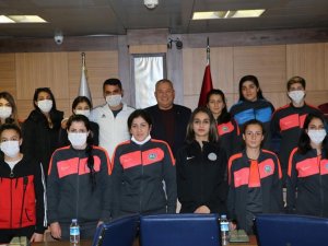 Altso Başkanı Şahin, Yüksekova Kadın Futbol Takımını Ağırladı