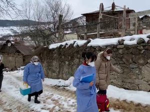 Sağlık Ekipleri Karlı Havaya Rağmen Vatandaşların Aşılarını Evlerinde Yapıyor