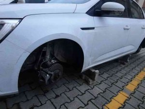 Tekirdağ’da Aracın 4 Tekerini Birden Çaldılar