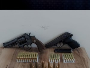 Baskın Düzenlenen Evden 2 Adet Tabanca Çıktı